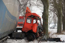 Tir wpadł do rowu, jego naczepa zablokowała drogę k. Iłowa