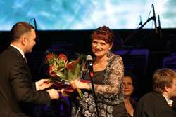 Iwona Orężak odbiera nagrodę z rąk Grzegorza Nowaczyka, prezydenta Elbląga