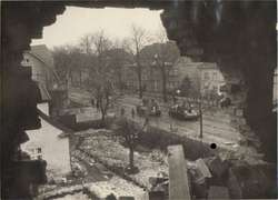 Styczeń/luty 1945. Dwa rosyjskie SU-76M (samobieżne działa wsparcia piechoty) na ul. Bema – odcinek między ul. Żeromskiego i Mickiewicza