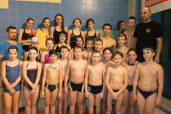 Klub Pływacki „Płetwal” Mława ze swoimi trenerami: Michałem Chlastoszem (z prawej) i Przemysławem Wółkiewiczem (z lewej)