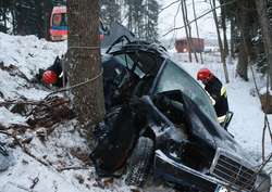 Mercedes uderzył w drzewo. Żona i syn kierowcy nie żyją