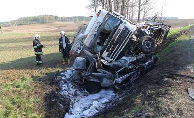Bmw zderzyło się z ciężarówką. Kierowca spłonął w aucie