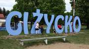 Fotografia z Giżyckiem w tle