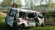 Kruki: Ambulans wpadł do rzeki