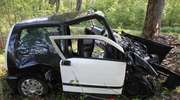 Auto z pijanymi małolatami uderzyło  w drzewo. Kto kierował?