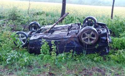 Stracił panowanie i dachował. BMW zatrzymało się w rowie