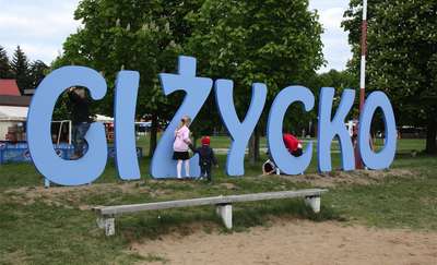 Fotografia z Giżyckiem w tle
