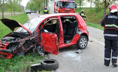 Wypadek pod Jezioranami. Hyundai uderzył w drzewo