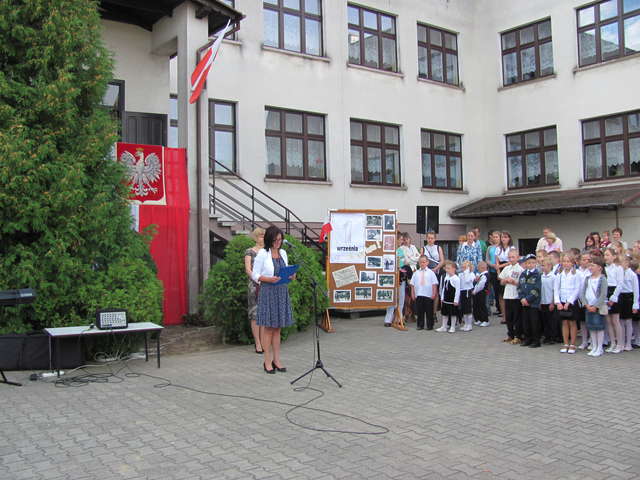 Dyrektor szkoły — Hanna Makowska powitała uczniów - full image