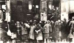 Na płońskim dworcu kolejowym hitlerowcy pakują do bydlęcych wagonów setki żydów wywiezionych do Auschwitz - likwidacja getta w roku 1942