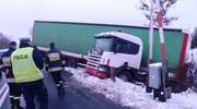 Kierujący scanią wjechał do rowu. Ruch był zablokowany