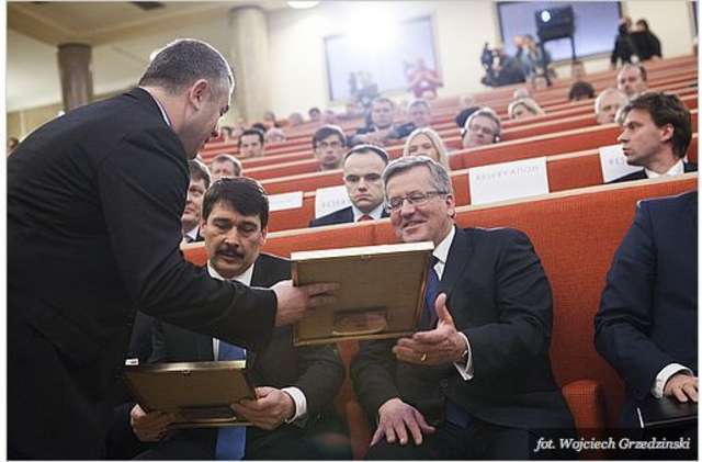 Wiceprezes Zarządu Związku Pracodawców Klastry Polskie Bogdan Węgrzynek wręcza przedpremierowo Złote Płyty Katarzyny Stasiak popularnej Stashki z nowym singlem