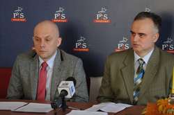 Podczas konferencji Prawa i Sprawiedliwości poruszano m.in. problemy elbląskiej oświaty. Od lewej: Jacek Perliński i Marek Pruszak