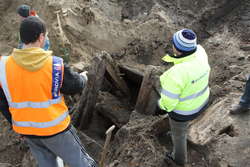 Od rana robotnicy zajmujący się przebudową elbląskiego odcinka drogi wojewódzkiej nr 505 znowu sąsiadują z archeologami