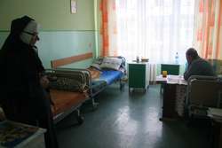 Z powodu długo utrzymującej się zimowej aury bezdomnym, którzy w domu przy ul. Nowodworskiej mieli przebywać tylko do końca marca, przedłużono pobyt do końca kwietnia lub nawet do końca maja