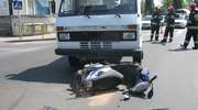Motorower wpadł pod busa. Dwie osoby w szpitalu