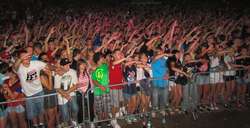 Kilkutysięczny tłum bawił się pierwszego dnia Mazury Hip- Hop Festiwal 2013