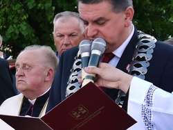 Honorowy Obywatel Miasta Płońska ks. kan. Edmund Makowski (z lewej) wraz z burmistrzem Andrzejem Pietrasikiem podczas jednej z uroczystości