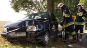 Kierowca vw polo uderzył w drzewo. Miał ponad 2,5 promila