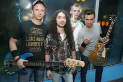 Traffic Junky - charyzmatyczny kwartet, który swoim stylem grania wraca do korzeni muzyki rockowej z lat 70' i łączy ją z nowocześnie brzmiącymi riffami.