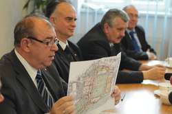 Obecne władze miasta zarzucają poprzedniemu prezydentowi Elbląga, że niepotrzebnie rozdmuchał projekt rozbudowy stadionu, co spowodowało że ta inwestycja jest dużo droższa niż planowano