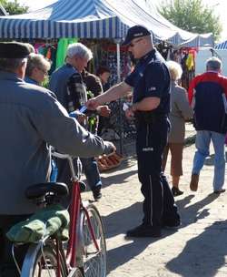 Policjanci na targowisku miejskim przeprowadzili działania pod nazwą "Kieszonkowiec"