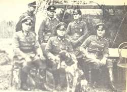 Nadburmistrz Elbląga w l. 1934-1940 mjr Johannes H. Woelk (siedzący w środku) w otoczeniu oficerów 21 Dywizji Piechoty w Kurlandii - maj 1943