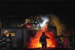 Z pożarem stodoły walczyło osiem zastępów strażaków