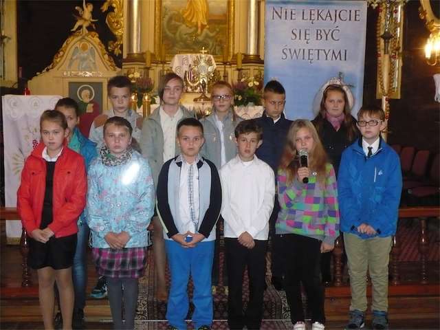 Uczniowie podczas występu w szkole