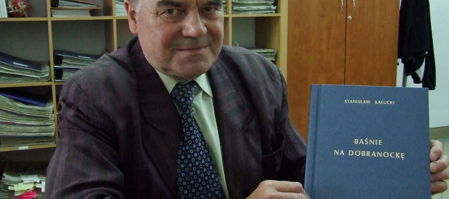 W tym roku mają zostać wydane wiersze dla dzieci Stanisława Kałuckiego, zebrane w tomie „Słoneczna magia”, za 4500 zł. Na zdjęciu autor ze swoim ubiegłorocznym wydawnictwem.