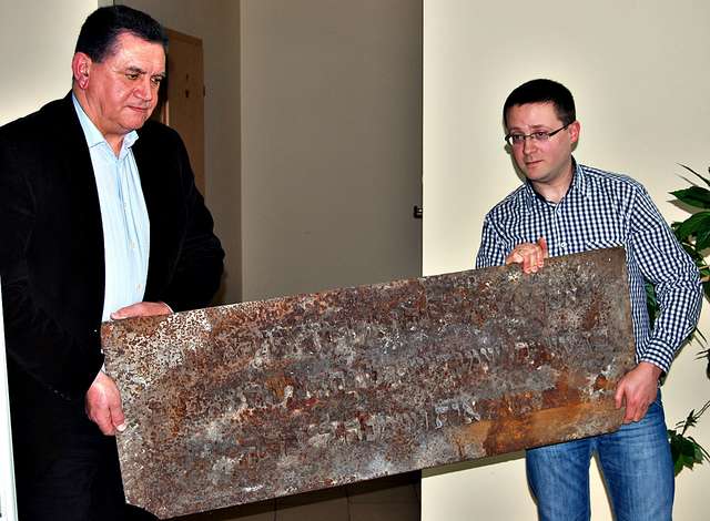 Obecnie znaleziona macewa stoi w holu ratusza, docelowo miałaby wrócić do płońskiego lapidarium. Na zdjęciu burmistrz Pietrasik i Adam Derdzikowski, pasjonat historii, prezentujący zabytkowe znalezisko - full image