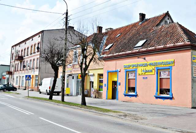 Kiedyś mieścił się tam Klub Ewangelicki, następnie Kino, a teraz sklep odzieżowy wraz ze sklepem spożywczym.