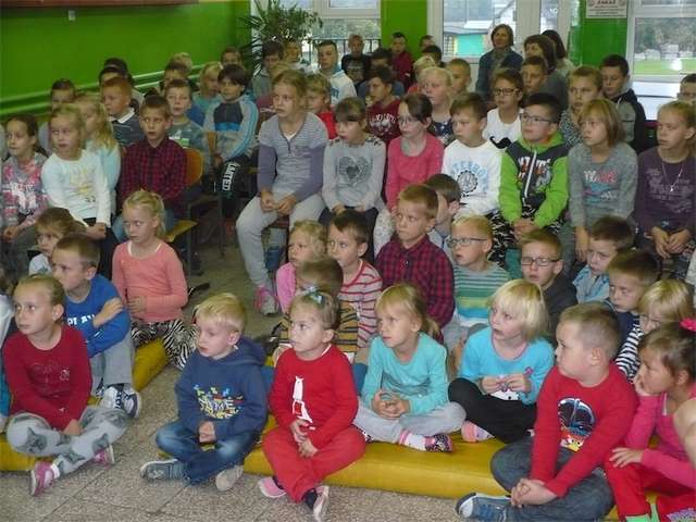 Uczniowie podczas występu w szkole