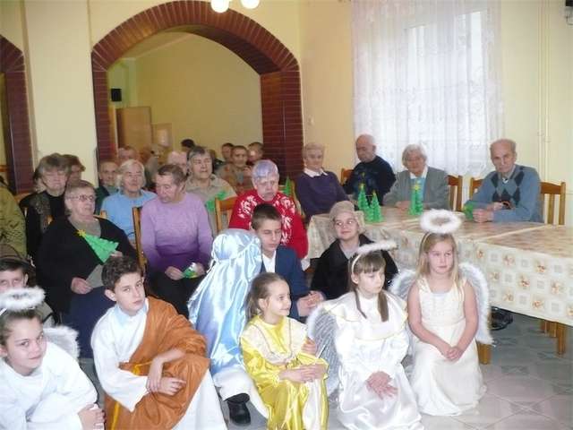 Występ dzieci obejrzeli podopieczni domu pomocy