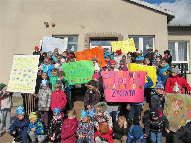 W szkole w Zajączkowie odbył się „Pokaz mody dla oszczędzania wody”
