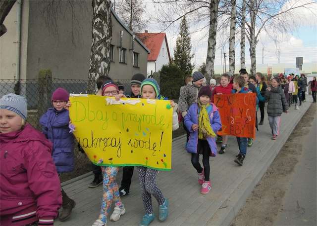W szkole w Zajączkowie odbył się „Pokaz mody dla oszczędzania wody”