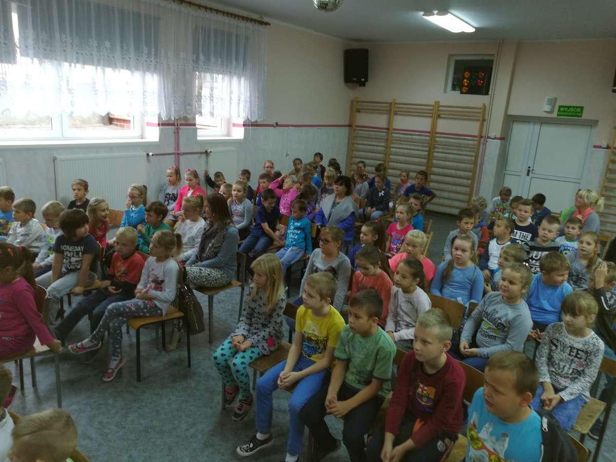 Podczas spotkania z okazji Dnia Głośnego Czytania w szkole w Mrocznie