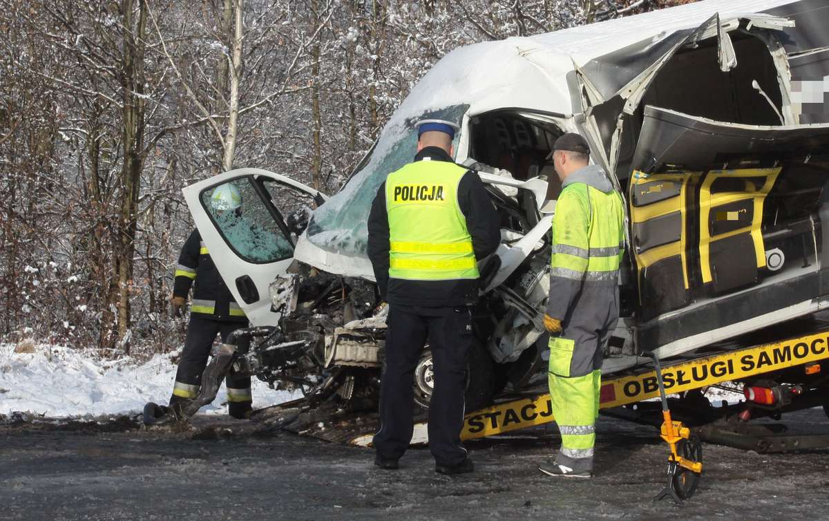 Zmiażdżona kabina busa