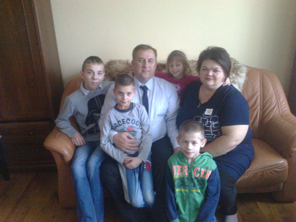 Państwo Skowrońscy i ich podopieczni: Nikola, Wojtuś, Mateusz i Mariusz.