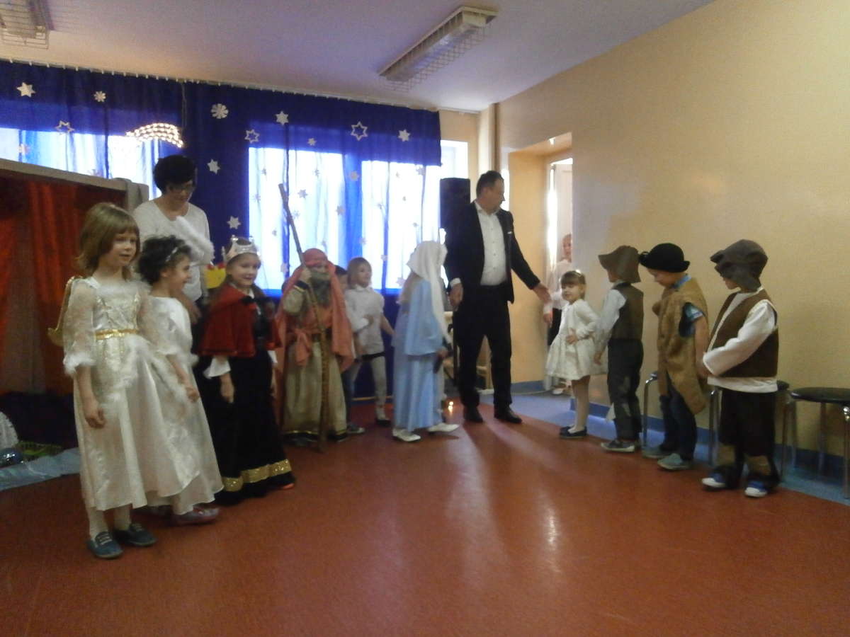 Uczniowie podczas występu