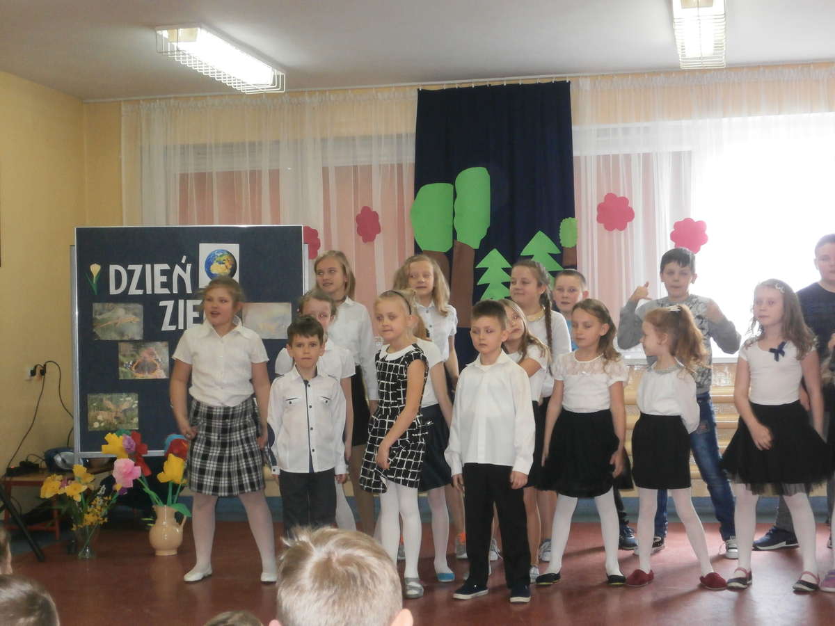 Podczas apelu w szkole w Zwiniarzu