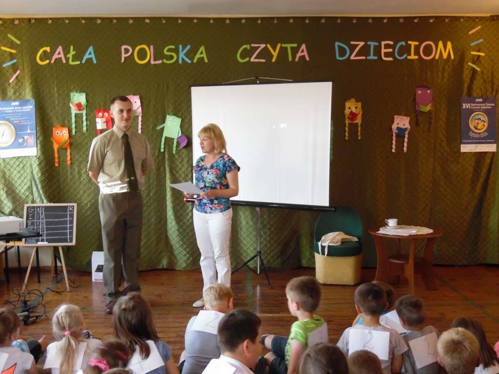Na pamiątkowej fotografii gości z uczniami