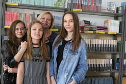 Akcja lubie polski
OLsztyn - uczniowie z gimnazjum nr 13 wzięli udział w Akcji Lubie Polski "Teksty na 1000 znaków" Nz - od lewej Gabriela Zapolska, środek Emilia Derdon ( szara bluzka) Julia Kucińska ( najwyższa) oraz nauczycielka Małgorzata Niedzielsk