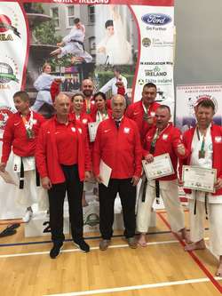 Na zdjęciu stoją od lewej:
RZĄD I : sensei Wojciech Kaczmarek, sensei Robert Sworek, Jurek Bereżański, Dariusz Martyński
RZĄD II : Piotr Lisewski, Katarzyna Skłodowska, Agnieszka Meissner, Stanisław Krajewski
RZĄD III : Aleksander Korpak