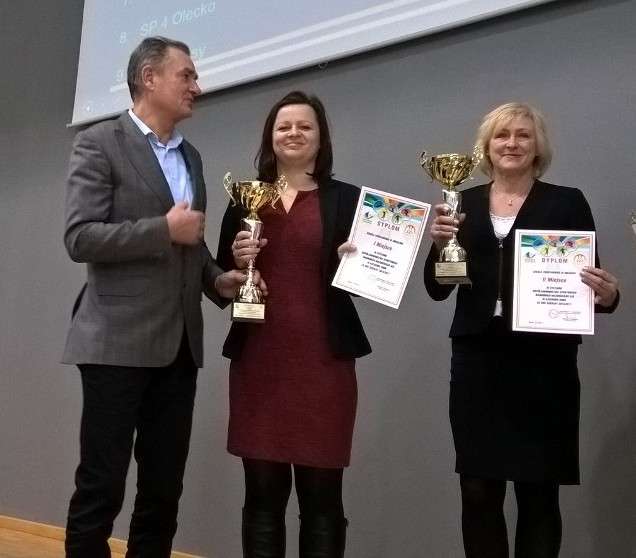 Dyrektorka szkoły w Mrocznie z pucharem