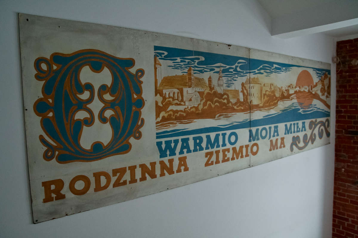 Stary napis odnaleziony na strychu szkoły zdobi dziś korytarz