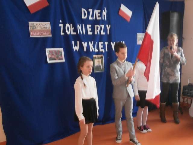 Podczas apelu w szkole w Zwiniarzu