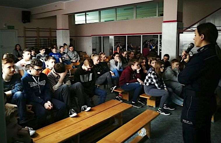 W czasie spotkania uczniów z policjantką
