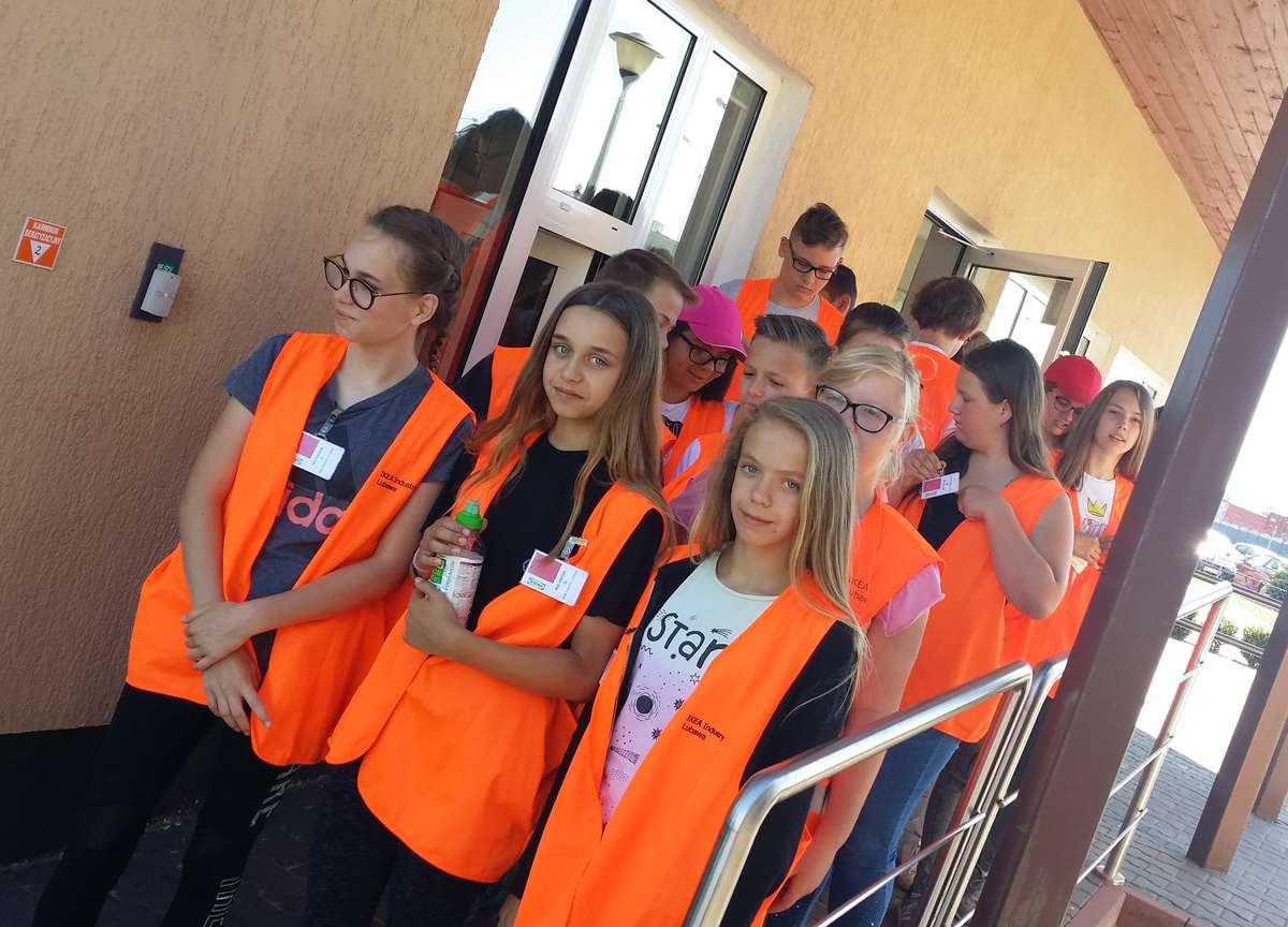Uczniowie z Zajączkowa w zakładzie IKEI w Lubawie