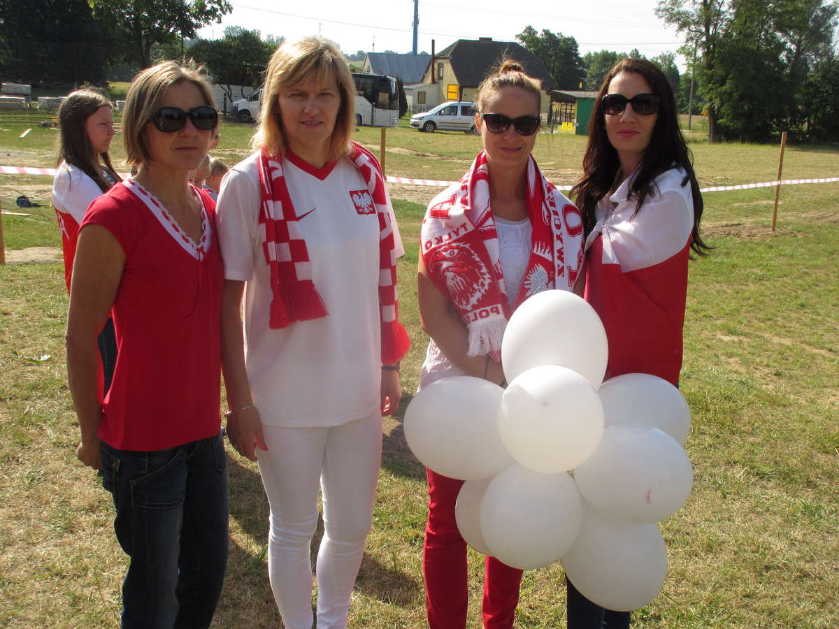 W szkole w Zajączkowie wszyscy ubrali biało - czerwone stroje